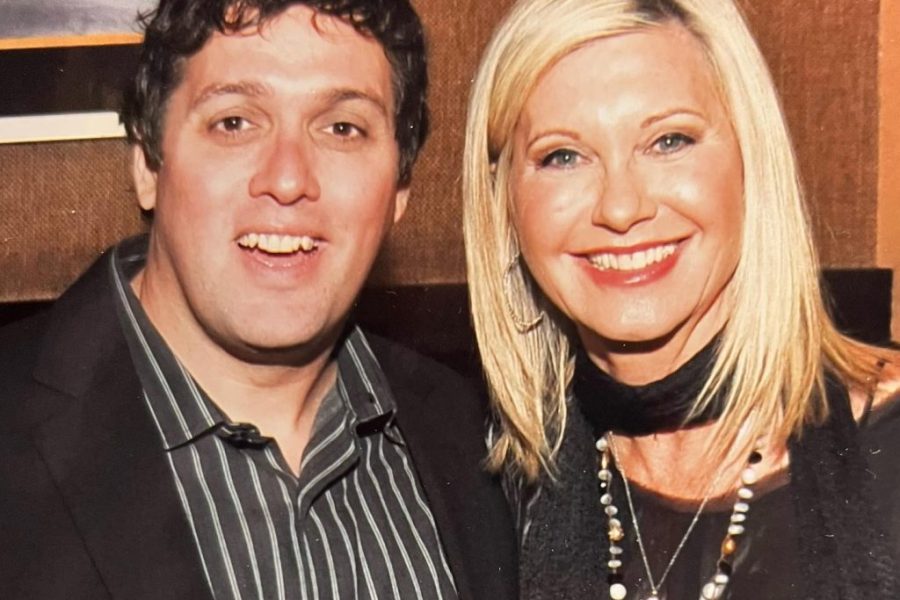 CCM-250501_Chris_Cox_Friends_Olivia_Newton_John_01